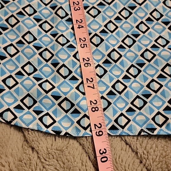 NWT JM Collection V Neck Top Size XXL Button Detail Roll Tab Sleeves Blue Geo - Picture 10 of 11